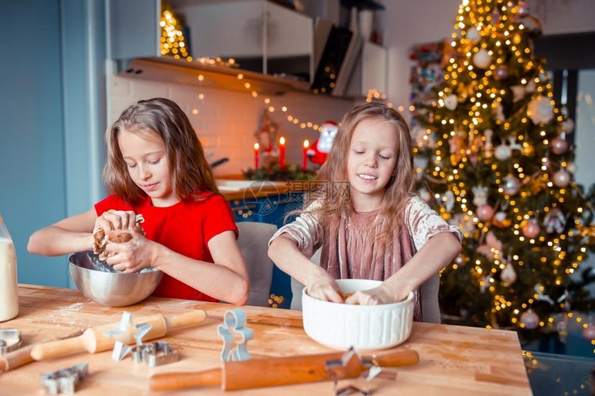 小女孩居家制作圣诞饼干图片