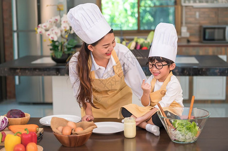 可爱小男孩跟母亲学做饭图片