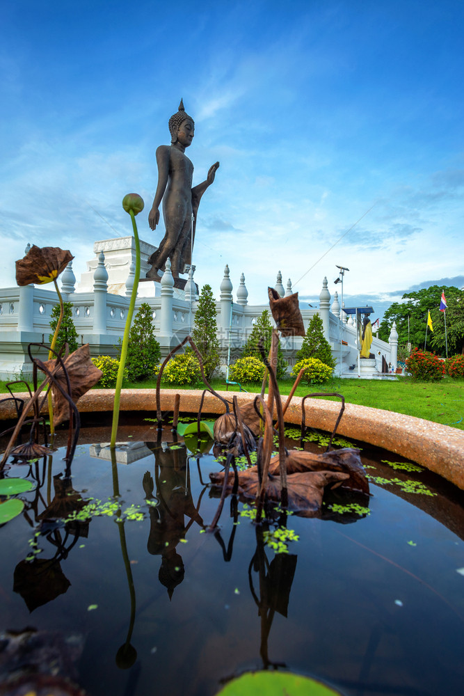 雕塑日落时的佛像NaresuanMangalapora是佛教寺庙塔和泰国Phitsanulok的主要旅游景点宗教城市图片
