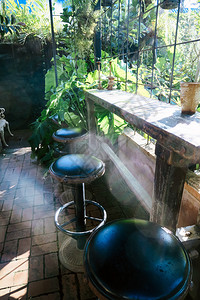桌子带有花园风观的酒吧柜台和椅子空的家具图片