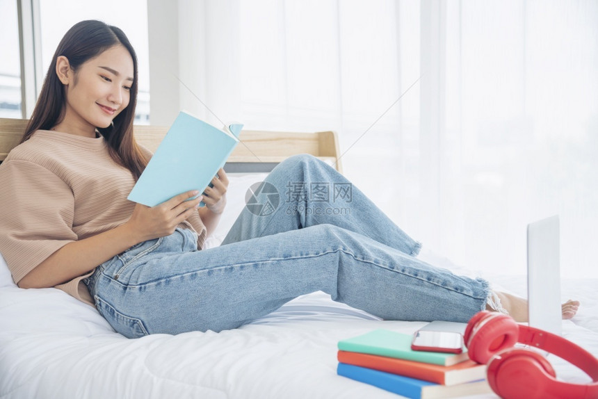 公寓在大学图书馆架上读的女生年轻在知识学习中心阅读开放书写休闲思想聪明漂亮有知识的学习中心女高明人士亚洲头脑图片