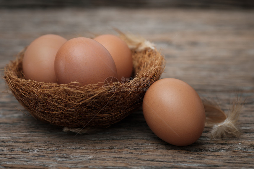 黑暗的静物巢上的鸡蛋排列在乡村场景中鸡蛋对身体有益食物概念屋农场图片