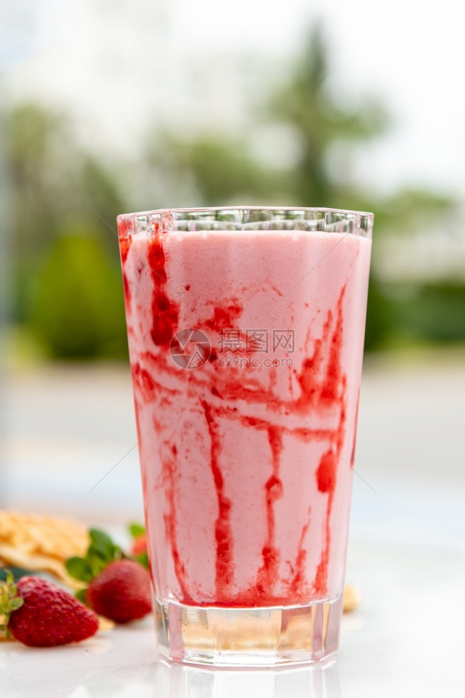 草莓冰沙或奶昔早餐和零食的健康品新鲜液体明亮的图片