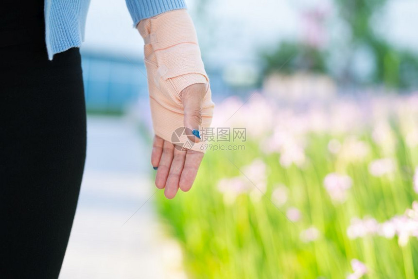 休息手臂夹板下身受伤的女手弹织物绷带人类关心图片