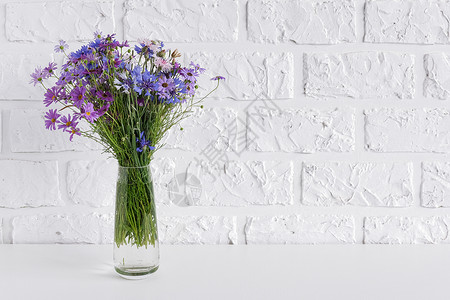 花朵样式流程图桌子背景白砖墙上花瓶中的蓝色束复制空间明信片文本设计的最小样式模板明信片设计概念Womenrsquos日母亲节你好夏天或春的样式背景