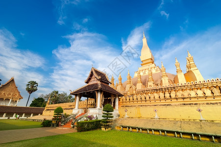 老田蓝天下卢安寺法拉万象老挝旅游地貌和目的金佛陀罗神庙教塔座和宗建筑及里程碑美丽的景观背景