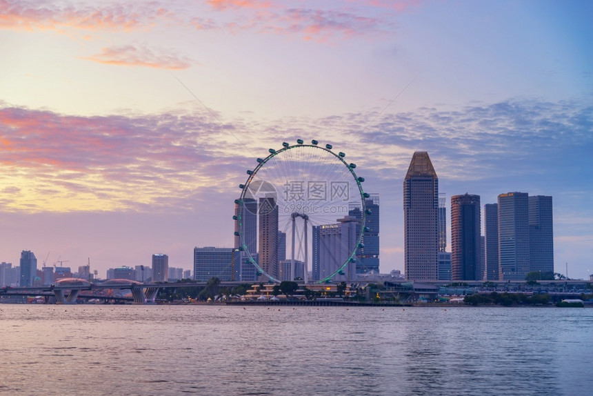 摩天大楼码头二月SINGAPORE新加坡2号航班新加坡Ferris轮与商业区和城市MarinaBay海湾位于新加坡中部地区20年图片