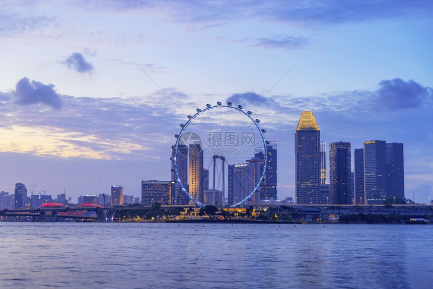 建筑学暮SINGAPORE新加坡2号航班新加坡Ferris轮与商业区和城市MarinaBay海湾位于新加坡中部地区20年月日新加图片