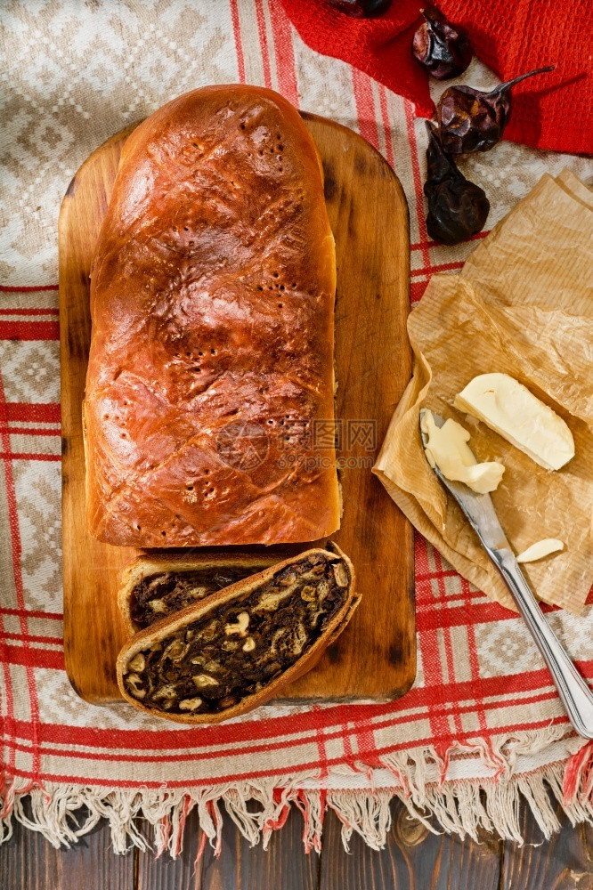 瑞士梨面包Birnbrot当地烘烤货物装满了干梨坚果和水在黄油节食早餐旁边将新鲜的烤梨面包切成片营养照配料图片