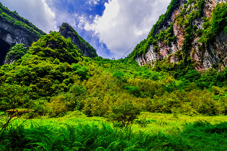 洞穴长水峡谷Difeng的WulongKarst石灰岩层这是武龙家世界自然遗产的重要组成部分闪电武隆背景图片