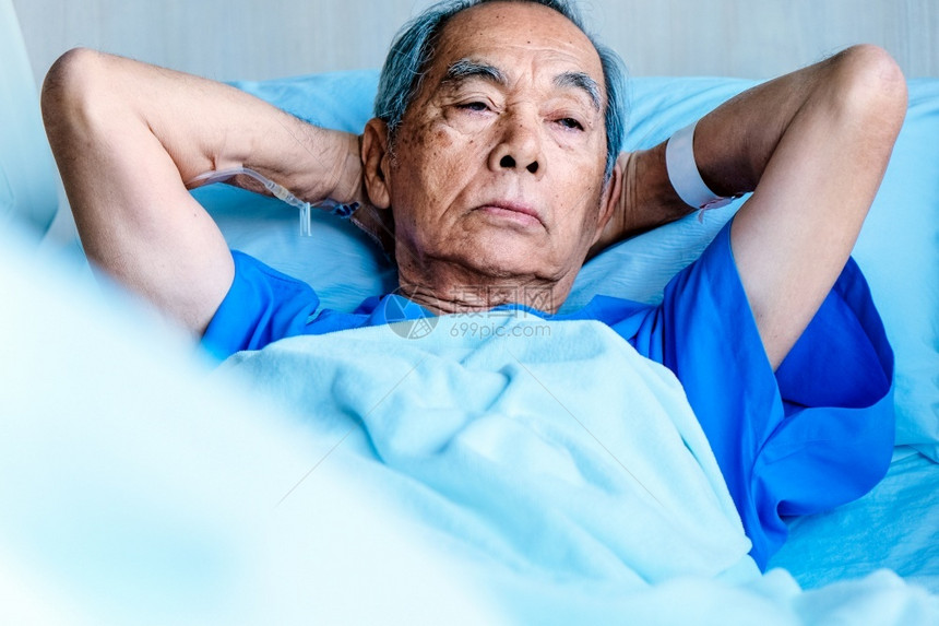 病床上休息的老年人图片
