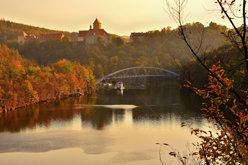 金的树墙Veveri城堡捷克布尔诺市欧洲美丽的秋幕风景布诺大坝城堡有尔诺大坝10月秋季有船和日落图片