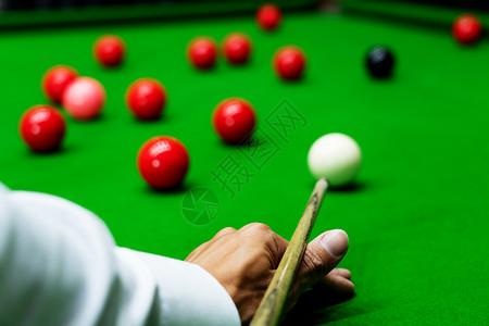 活动游戏斯诺克台球或开局员准备好击运动员在酒吧的绿桌上踢球口袋播放器背景