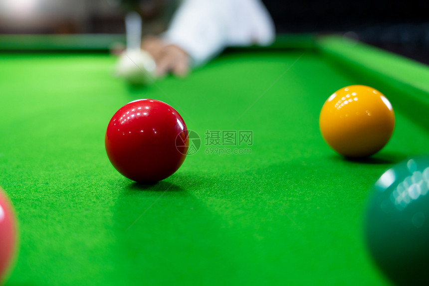游戏斯诺克台球或开局员准备好击运动员在酒吧的绿桌上踢球丰富多彩的红色乐趣图片