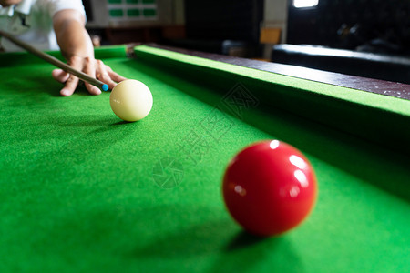 游戏斯诺克台球或开局员准备好击运动员在酒吧的绿桌上踢球提示竞争的红色图片