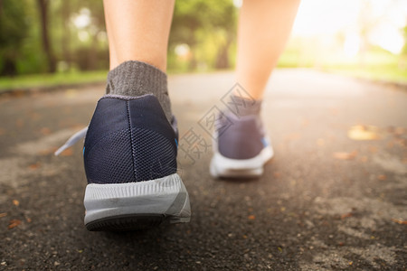 活动森林赛跑者晚上日落时穿运动鞋在中央公园跑步的女运动员穿着鞋图片
