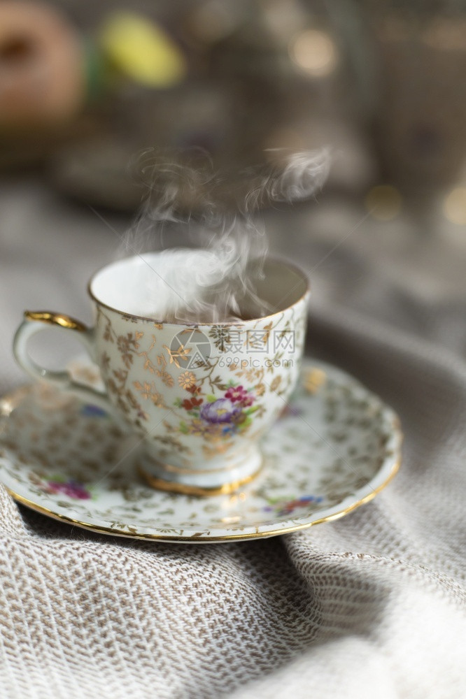 陶器餐桌上的瓷茶壶和热杯古董传统熔化器高茶英国式下午很时髦室内陈丽的柏克兰茶壶和桌上的热杯古董传统陶化器高茶英语下午健康时间图片