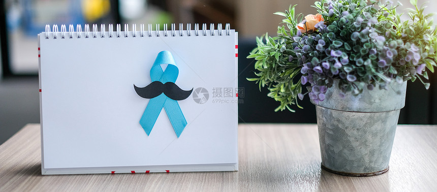 卫生保健二月1前列腺癌症意识月支持人们生活和患病的白皮书上浅蓝丝带男子保健和世界癌症日概念附上文本的复制空间手图片