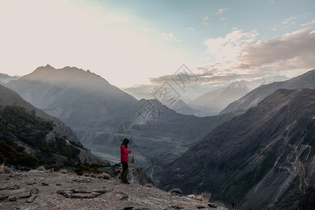巴尔蒂特生态吉尔特巴基斯坦HunzaNagar山谷Eagirsqopos巢认为GilgitBaltistan的Karakoram山脉上日背景