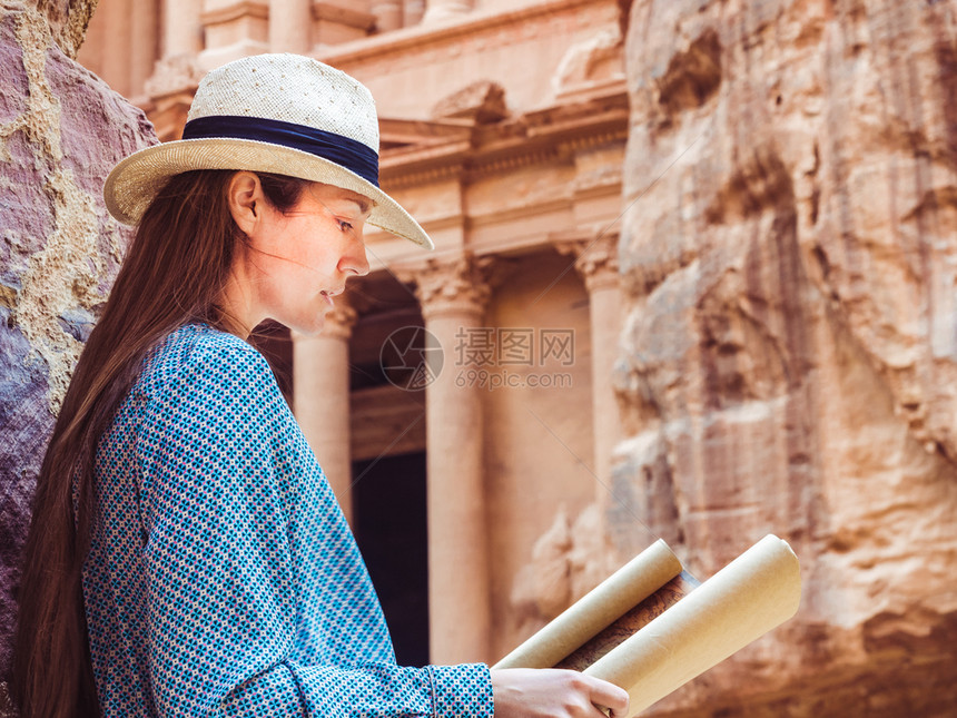 寺庙时装女探索约旦古老神奇的佩特拉市景象约旦多姿彩的照片休闲度假和旅行的概念妇女探索佩特拉市景象山古老的图片