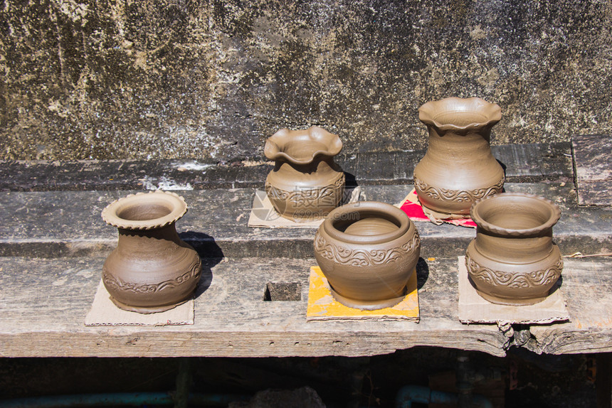 户外潘皮萨尔泰国Nonthaburi省KoKret村的阳光下由泰国传统陶器罐子手制成的克莱锅村庄图片