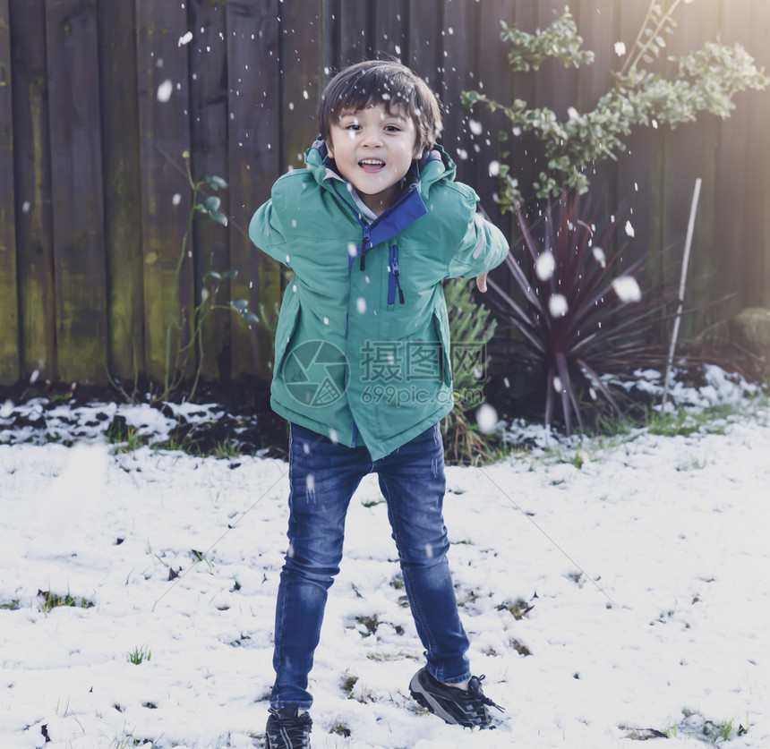 假期公园男生长得有趣喜乐快的男孩扔起雪选择关注的孩子在冬季初户外玩雪图片