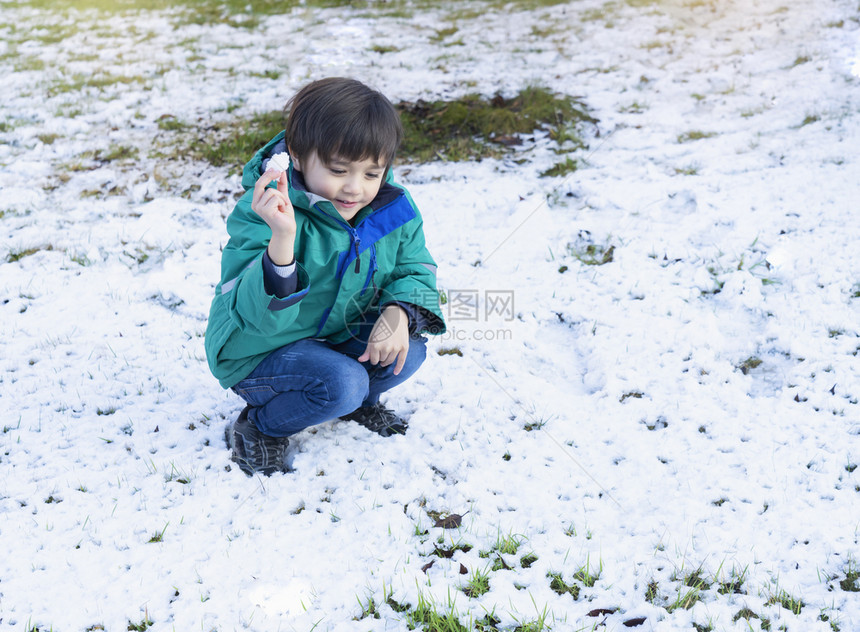 白色的长得有趣喜乐快的男孩扔起雪选择关注的孩子在冬季初户外玩雪愉快球图片