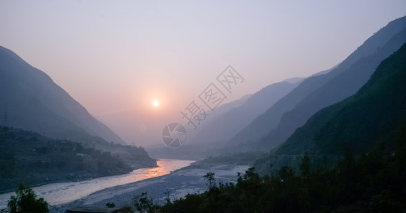 气候乡村的暮巴基斯坦KhyberPakhtunkhhwa印度河和Karakoram山脉两层印度河的日落背景图片