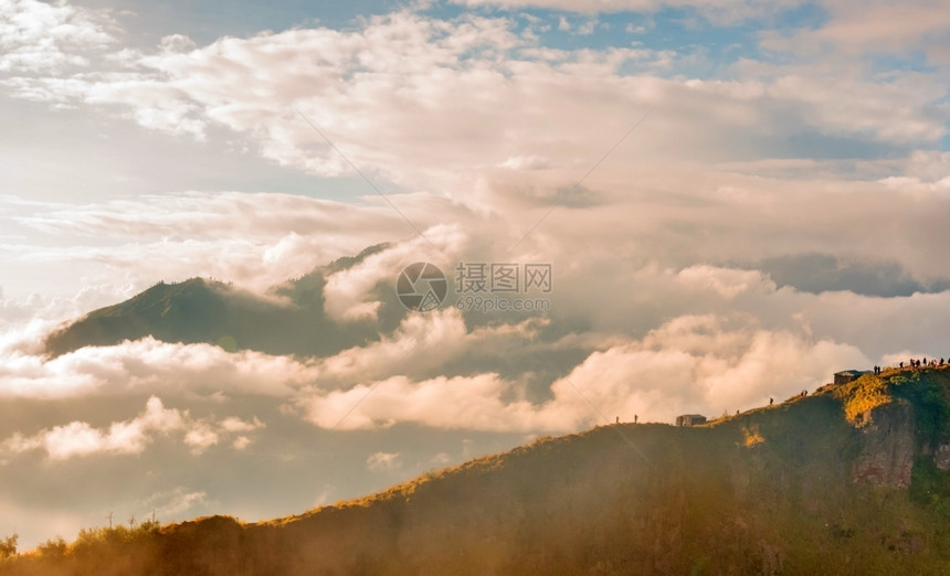多云的雾路段天线印度尼西亚巴图尔火山顶端的美丽景色图片