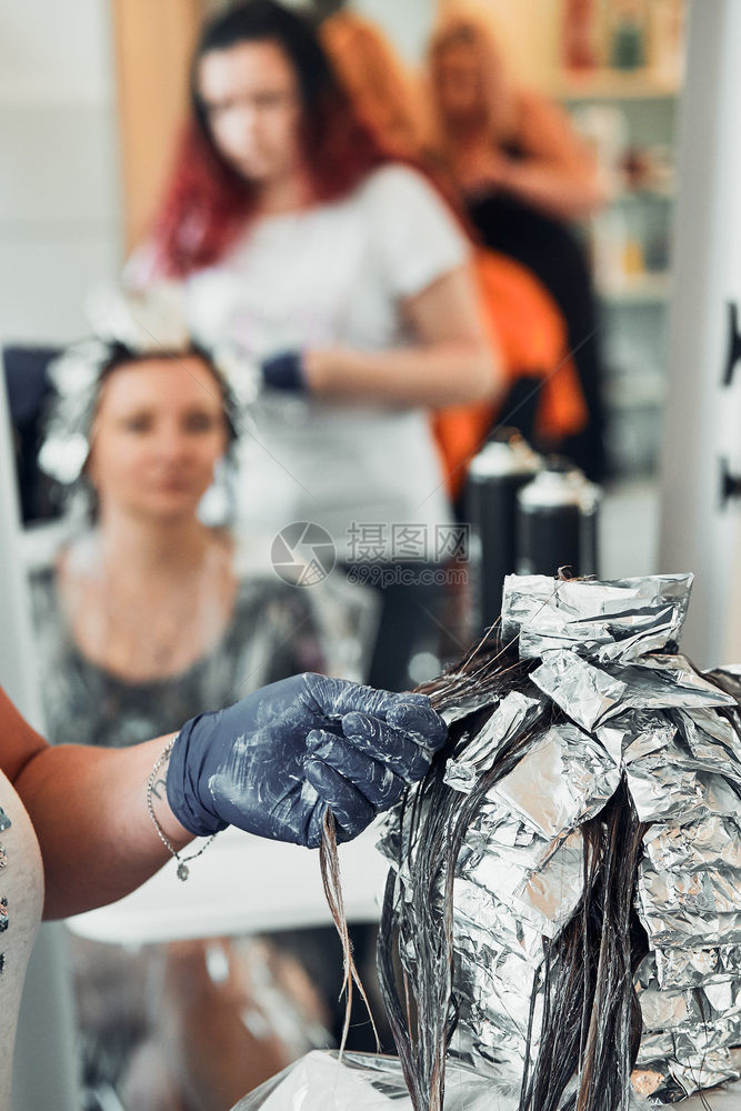 在理发厅做美师的年轻女真实的人情况在现实世界里工作着的一位美发师洗铝专业的图片
