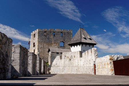 绿色堞外部的斯洛文尼亚Celje中世纪城堡庭院图片