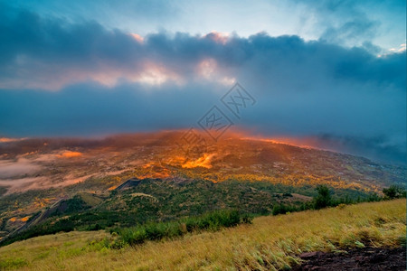 场景印度尼西亚巴图尔火山顶端的美丽景色云自然高清图片