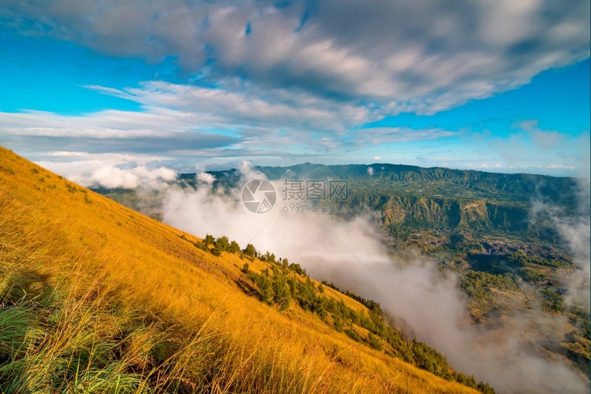 风景优美天空全印度尼西亚巴图尔火山顶端的美丽景色图片