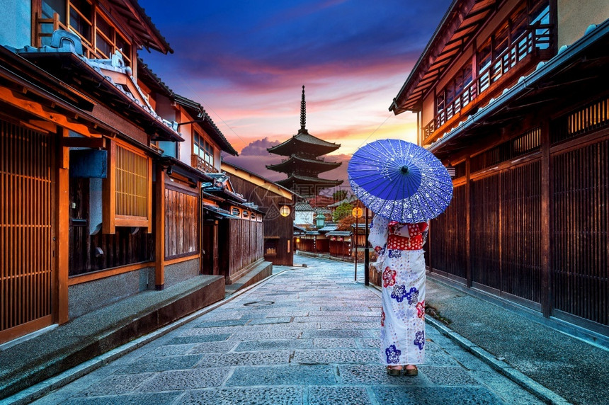 只园在日本京都YasakaPagoda和SannenZaka街穿日本传统和服的亚裔妇女早晨街道图片
