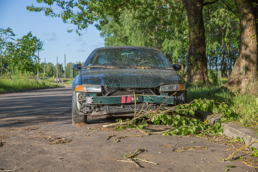 拉脱维亚里加市一辆破车正站在路边Juny28019旅行照片碰撞速度凹痕图片