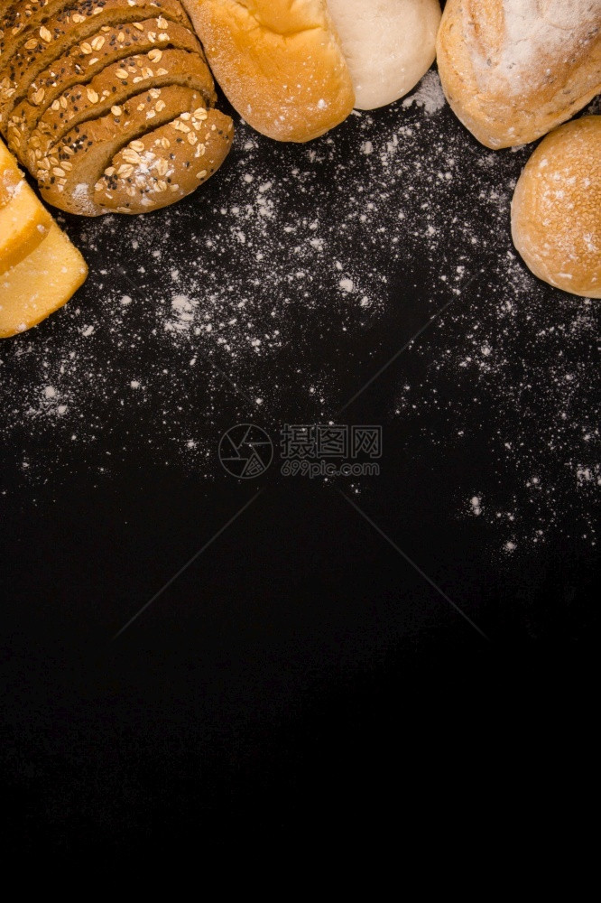 准备酵母白色的几片深棕面包配有种子面包牛羊角和小在黑色背景上聚集在一起面粉团图片