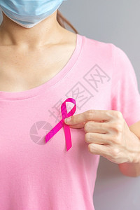 国际罕见病日医生做手术矢量插画活动为了医疗的10月提高乳腺癌意识月穿粉红T恤的老年妇女手握粉丝带支持人们生活和疾病国际妇女母亲和世界癌症日概念一10月乳癌意识背景