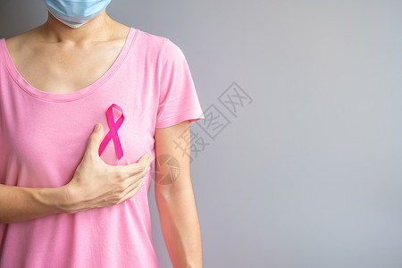 国际罕见病日医生做手术矢量插画女治愈胸部10月提高乳腺癌意识月穿粉红T恤的老年妇女手握粉丝带支持人们生活和疾病国际妇女母亲和世界癌症日概念一10月乳癌意识穿着背景