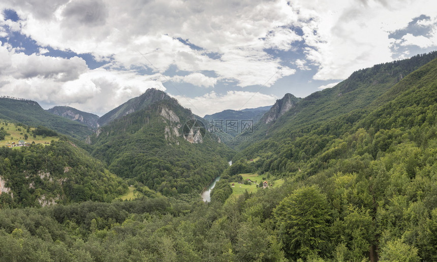 旅行景区山脉和小村屋位于塔拉河峡谷附近的绿色森林中从黑山塔拉河峡谷的Djurdjevica塔拉桥可以看到景观图片