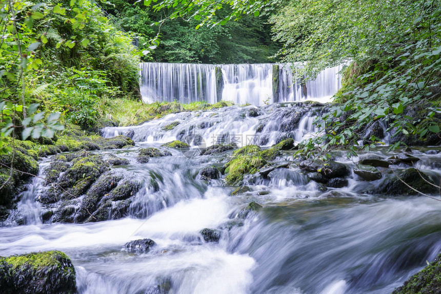 安布赛德温米尔山夏季绿色森林水瀑布地貌的美丽全景英国环湖区家公园GhyllForceAmbleside图片