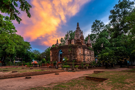 蒋结石佛教徒这是泰国清迈的主要旅游景点晚上在清迈的Temple清迈的Temple图片