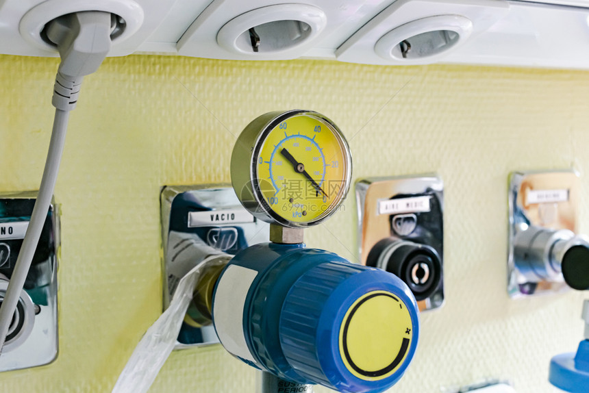 药物现代的与真空调节器和指标钟一道进行压力测量以连接医院房间里的抽吸泵在室内图片