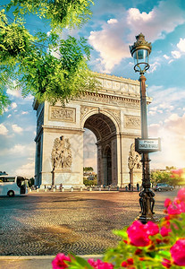 蓝色的地标春天日出在巴黎的Triumphal拱门街道图片