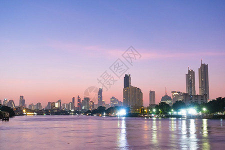 著名的财产曼谷市建筑和摩天大楼在清晨蓝色的天空和夏云中城市图片