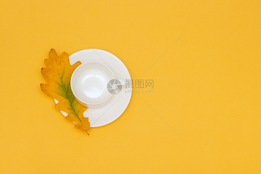 咖啡杯和黄色秋叶图片