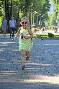 奔跑的小女孩高清图片