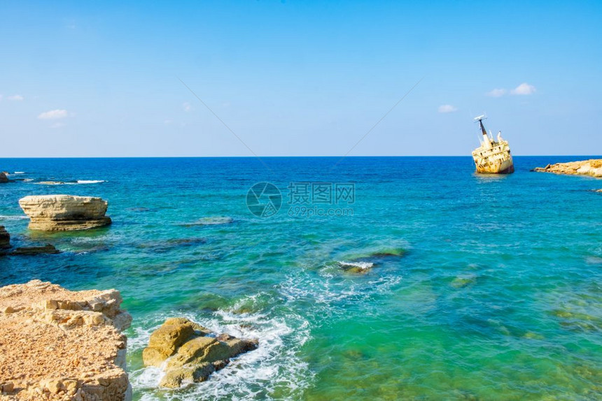 地中海塞浦路斯帕福Pegeia废弃生锈沉船EDROIII它搁浅在帕福斯珊瑚湾kantarkastoi海洞的Peyia岩石上站在靠图片
