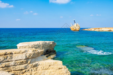 坎塔卡斯托伊洞穴塞浦路斯帕福Pegeia废弃生锈沉船EDROIII它搁浅在帕福斯珊瑚湾kantarkastoi海洞的Peyia岩石上站在靠近背景
