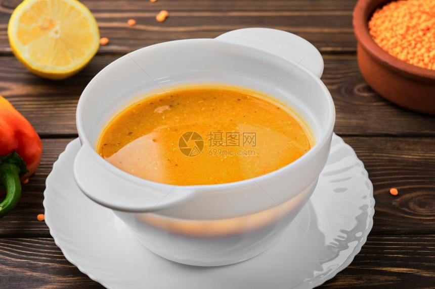 健康水平的素食主义者土制小扁豆汤MerdzimekChorbasy红扁豆汤在黑木桌的板上图片