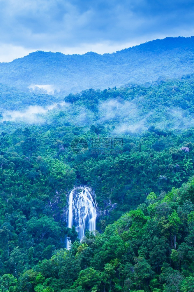 郁葱水在泰国千隆兰家公园KhlongLanNationPark的雨天清晨风景优美的热带瀑布上抽象的图片